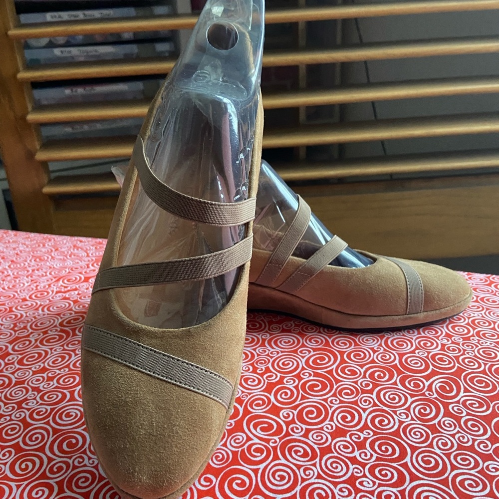 L’Amour Des Pieds: Tan Suede Wedge 9.5 Leather Lined With Arch Insole